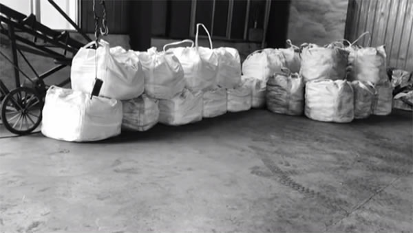 二次還原鐵粉噸袋裝車發貨